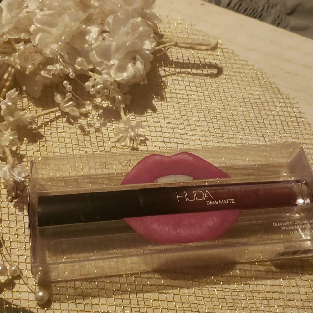 ❇️🧚‍♀️CATWALK KILLA Huda Beauty DISCONTINUED Cream Lipstick NWT